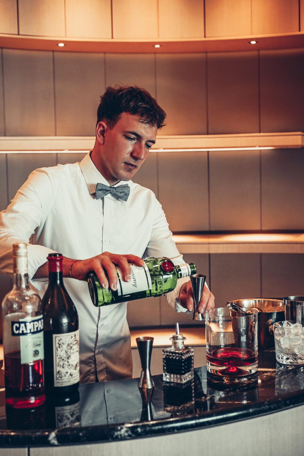 Sebastian Leipelt bei der Arbeit an der Bar
